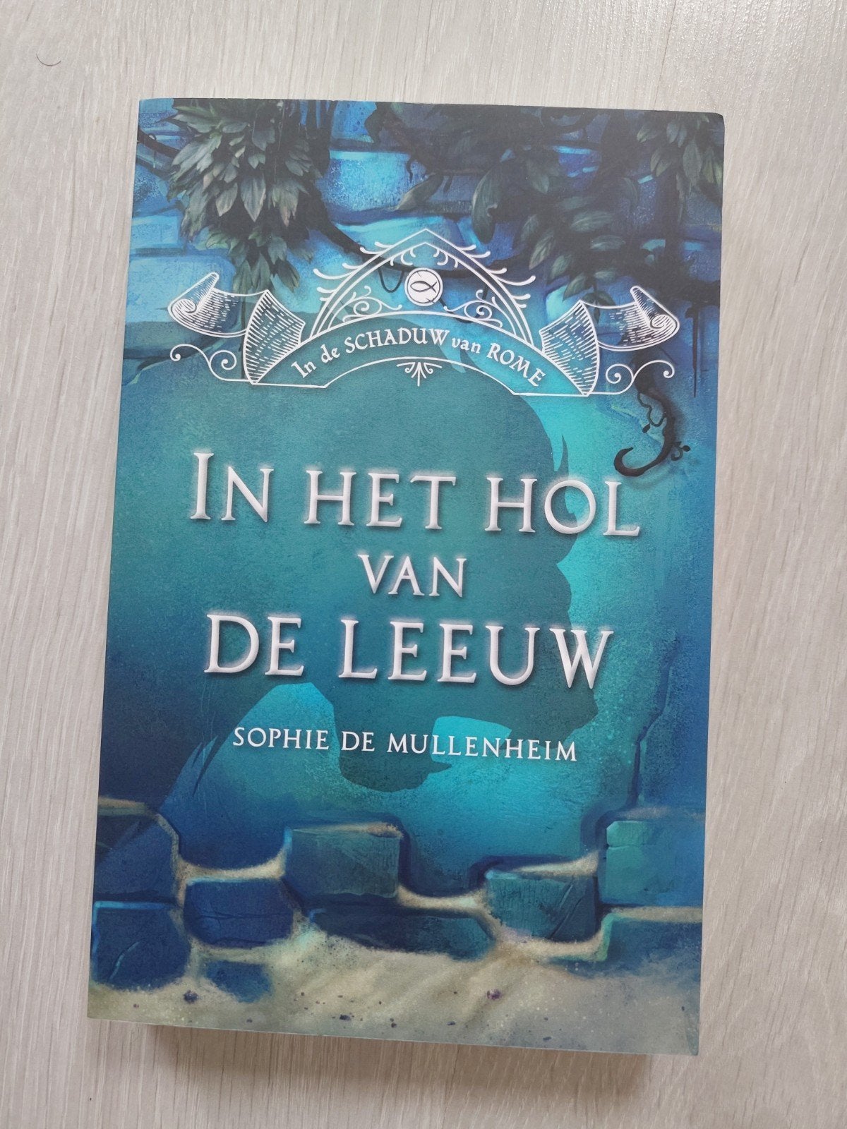 *NIEUW*: Sophie de Mullenheim - In het hol van de leeuw, 12+, Ophalen of Verzenden, Zo goed als nieuw, Fictie, Sophie de Mullenheim