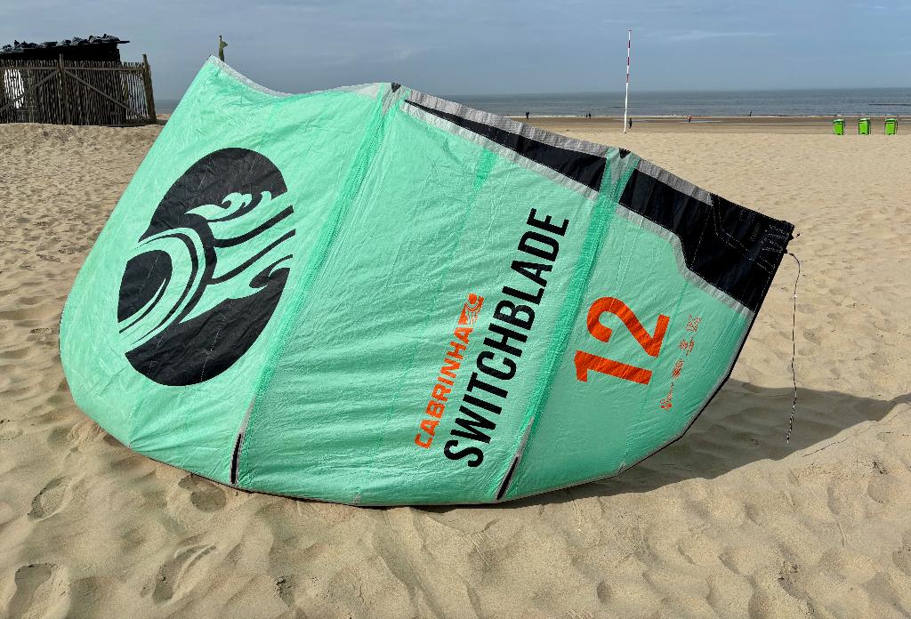 Cabrinha Switchblade 2022 – 12m, Watersport en Boten, Kitesurfen, Gebruikt, Geen board, Ophalen of Verzenden, Kite