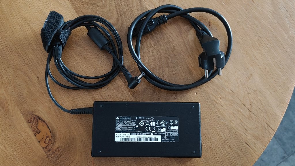 Adapter 220V naar 19,5V, 6,15A, 120W met 5,5x2,5mm plug, Ophalen of Verzenden, Gebruikt