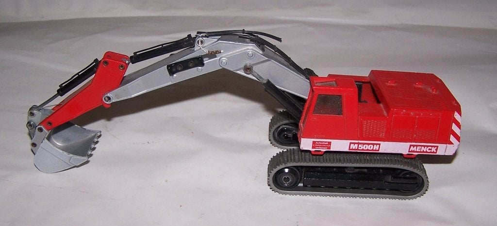 SIKU Menck M500H Graafmachine Model - Rood/Zilver. 1/55 Nwst, Ophalen of Verzenden, Zo goed als nieuw, Hijskraan, Tractor of Landbouw