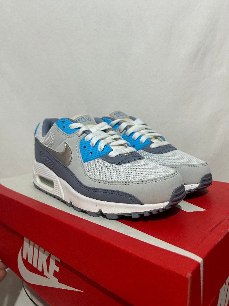 NIEUW! Maat 40,5 - Nike Air Max 90 SE Platinum Ashen Slate, Overige kleuren, Verzenden, Nike, Nieuw