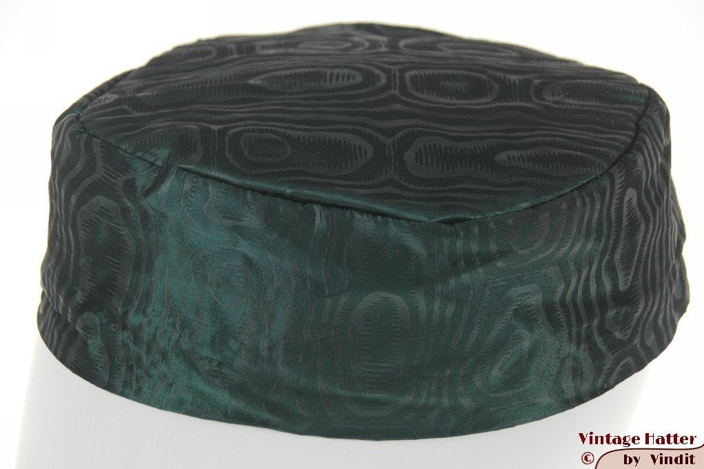 vintage Oosters hoedje glimmend donker groen twotone 57, Kleding | Heren, Onbekend of Merkloos, Ophalen of Verzenden, Advertenties@vintagehatter.com