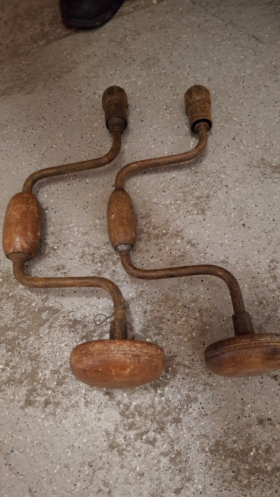 Set van 2 Antieke Handboren met Houten Handvatten, Ophalen of Verzenden
