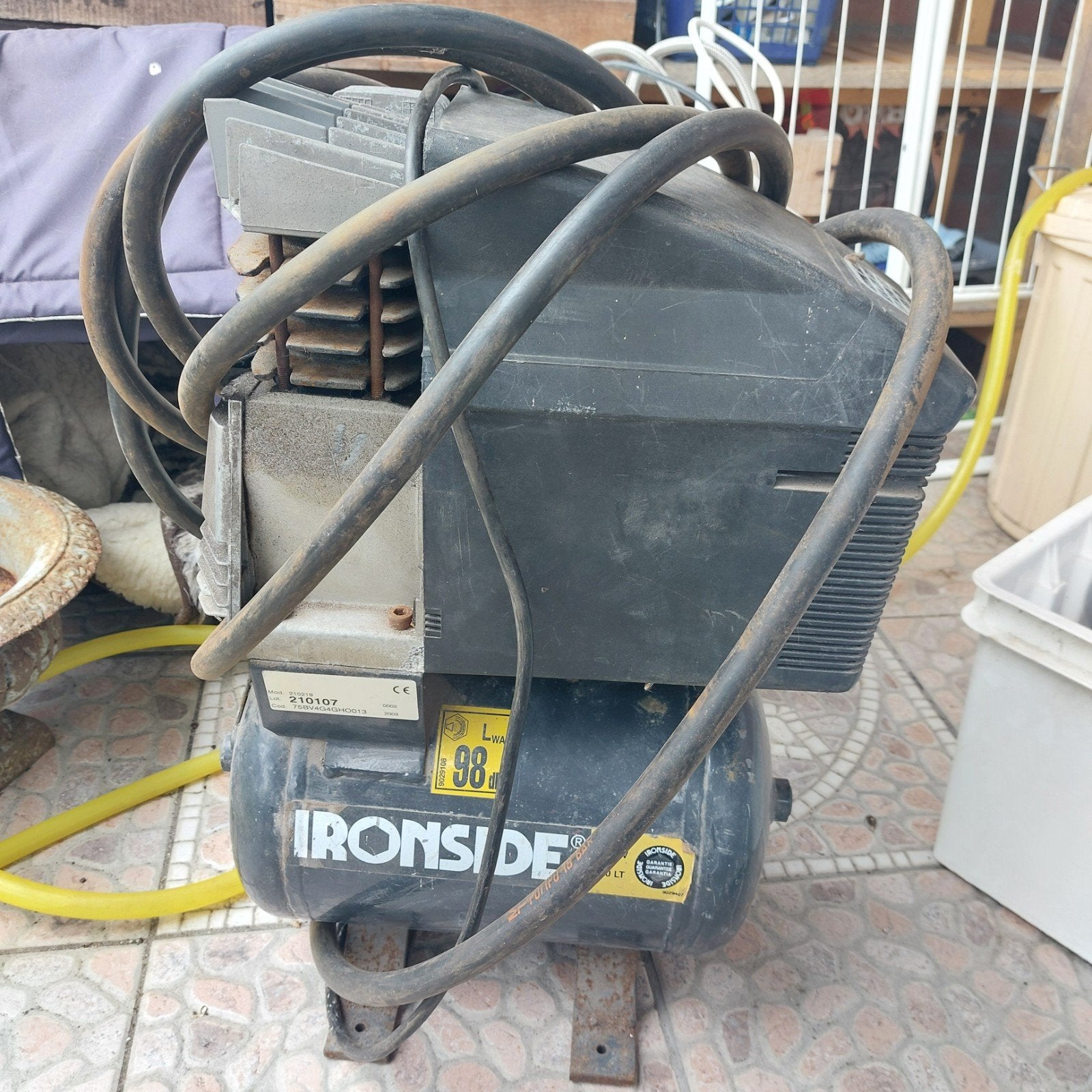 Ironside Compressor 1.8 kW, 2.5 HP, 240V, Ophalen, Gebruikt, 6 tot 10 bar, 25 tot 100 liter