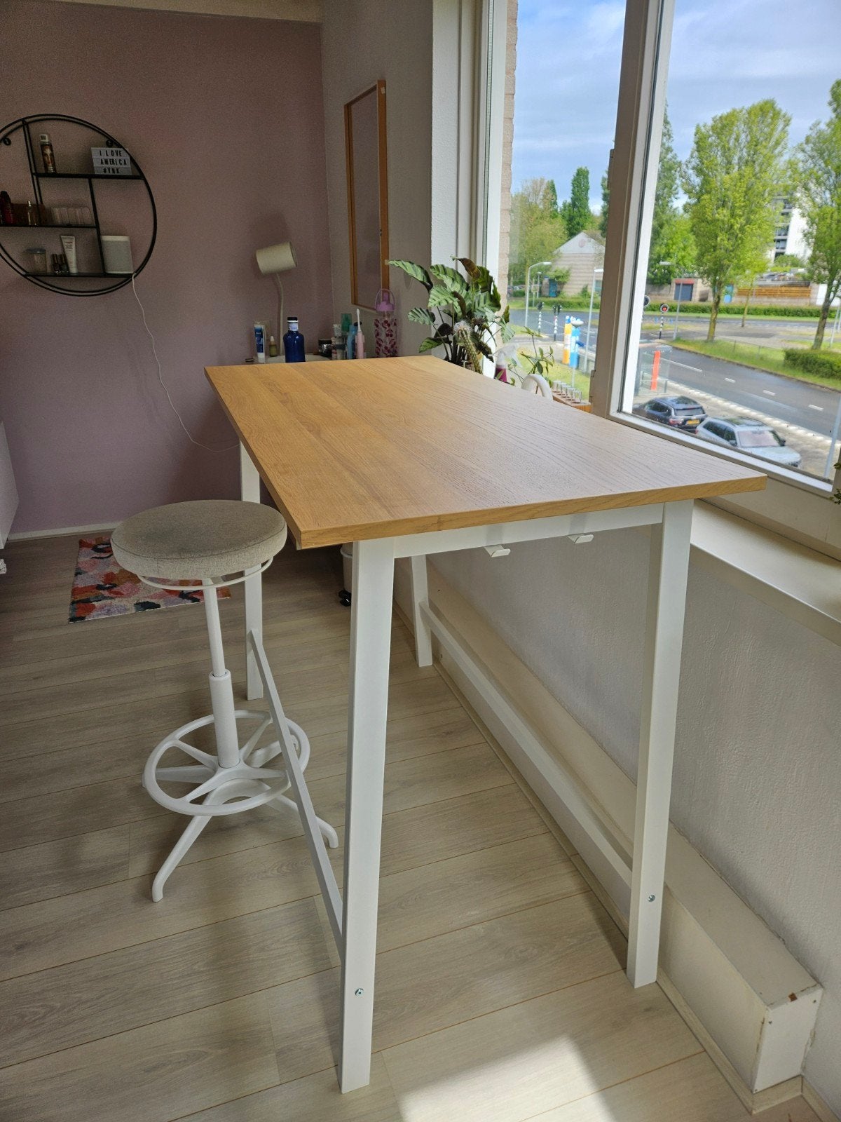 Hoge eettafel / bartafel met houten blad en wit onderstel, 100 tot 150 cm, Tot twee personen, 50 tot 100 cm, Zo goed als nieuw