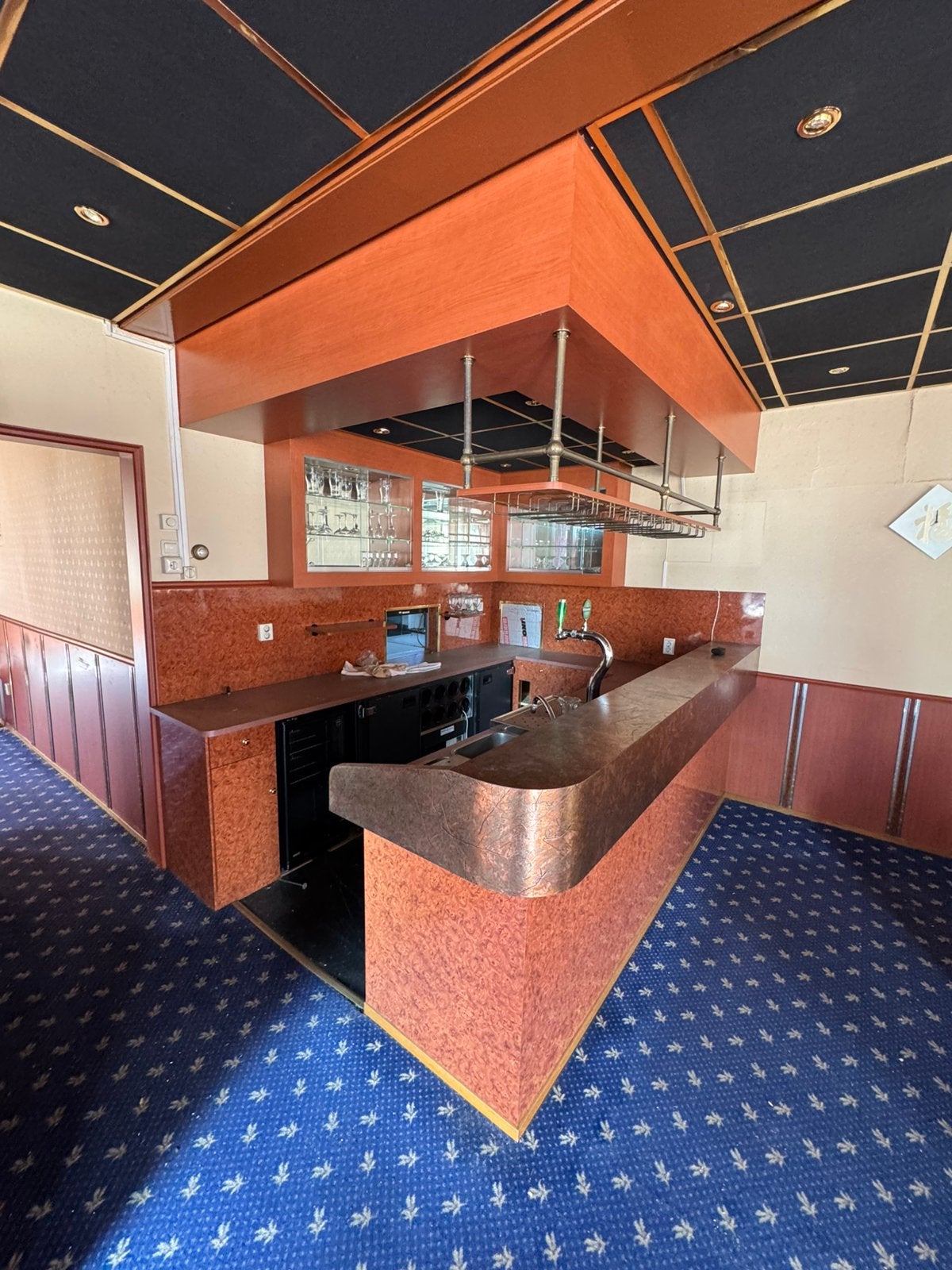 Complete horeca-/cafebarinrichting, Ophalen