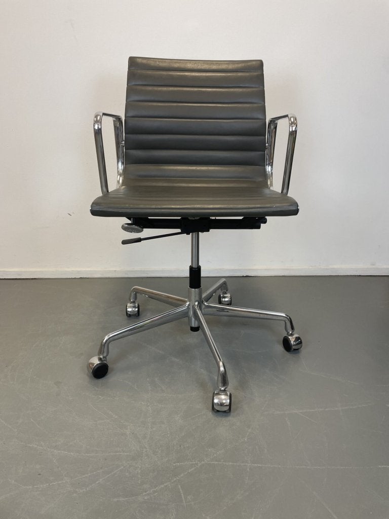 Vitra Eames EA 117 Bureaustoel Bruin Leer - Aluminium, Niet ingevuld, Zo goed als nieuw, Niet ingevuld, Niet ingevuld