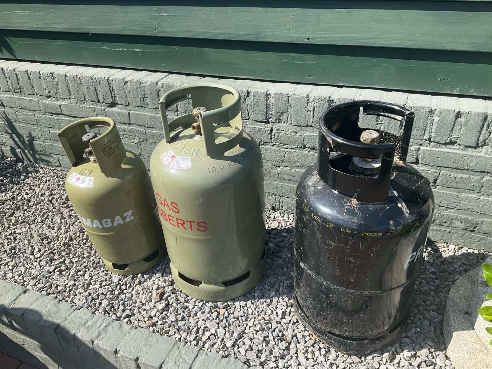 Drie gasflessen, waarvan één halfvol, Ophalen of Verzenden, Gebruikt