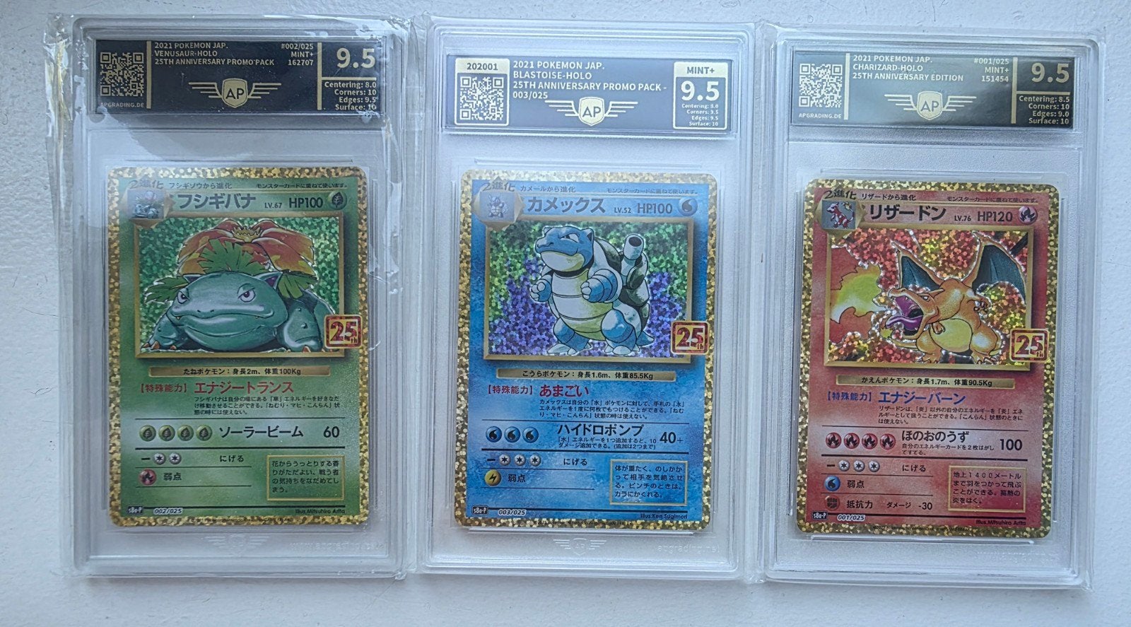 AP9.5. 25th Anniversary Charizard Blastoise Venusaur 001 002, Ophalen of Verzenden, Nieuw, Losse kaart, Foil