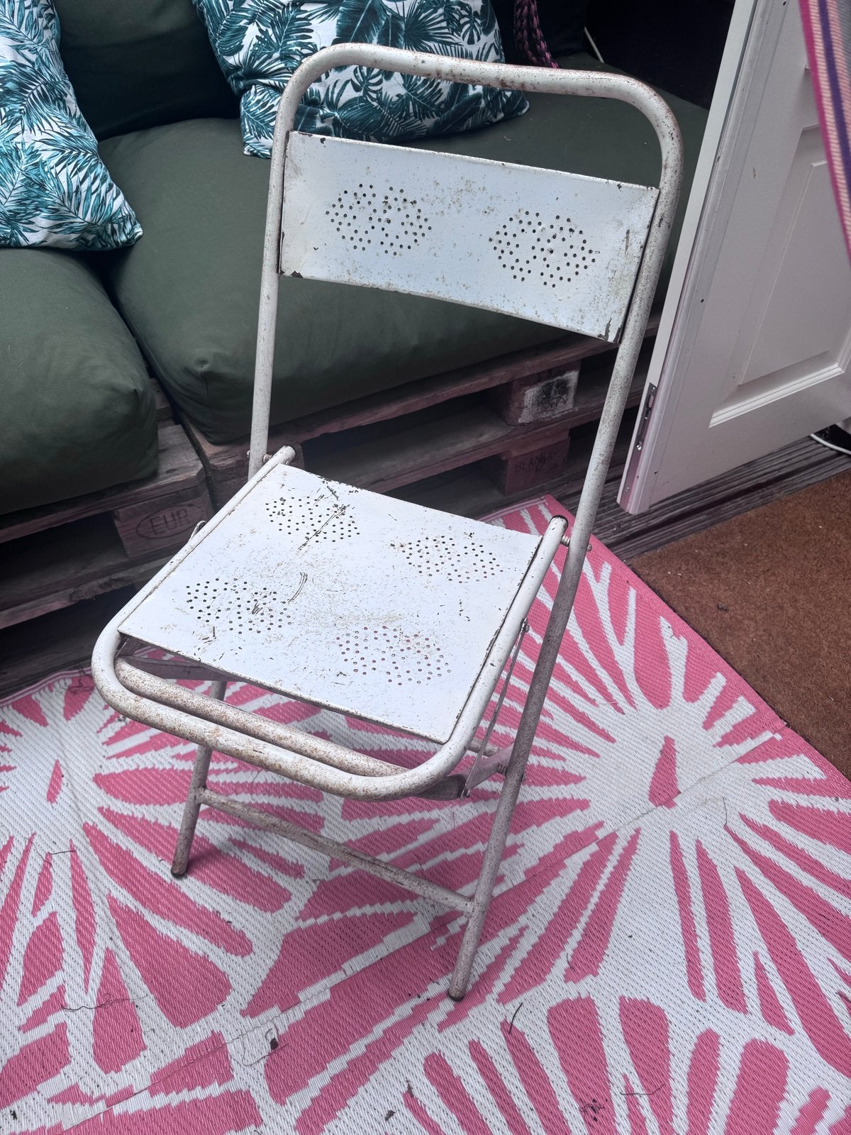 Vintage metalen klapstoel - wit, geperforeerd design, Ophalen