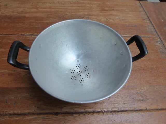 Antiek aluminium vergiet met bakelieten handgrepen, Antiek en Kunst, Ophalen of Verzenden