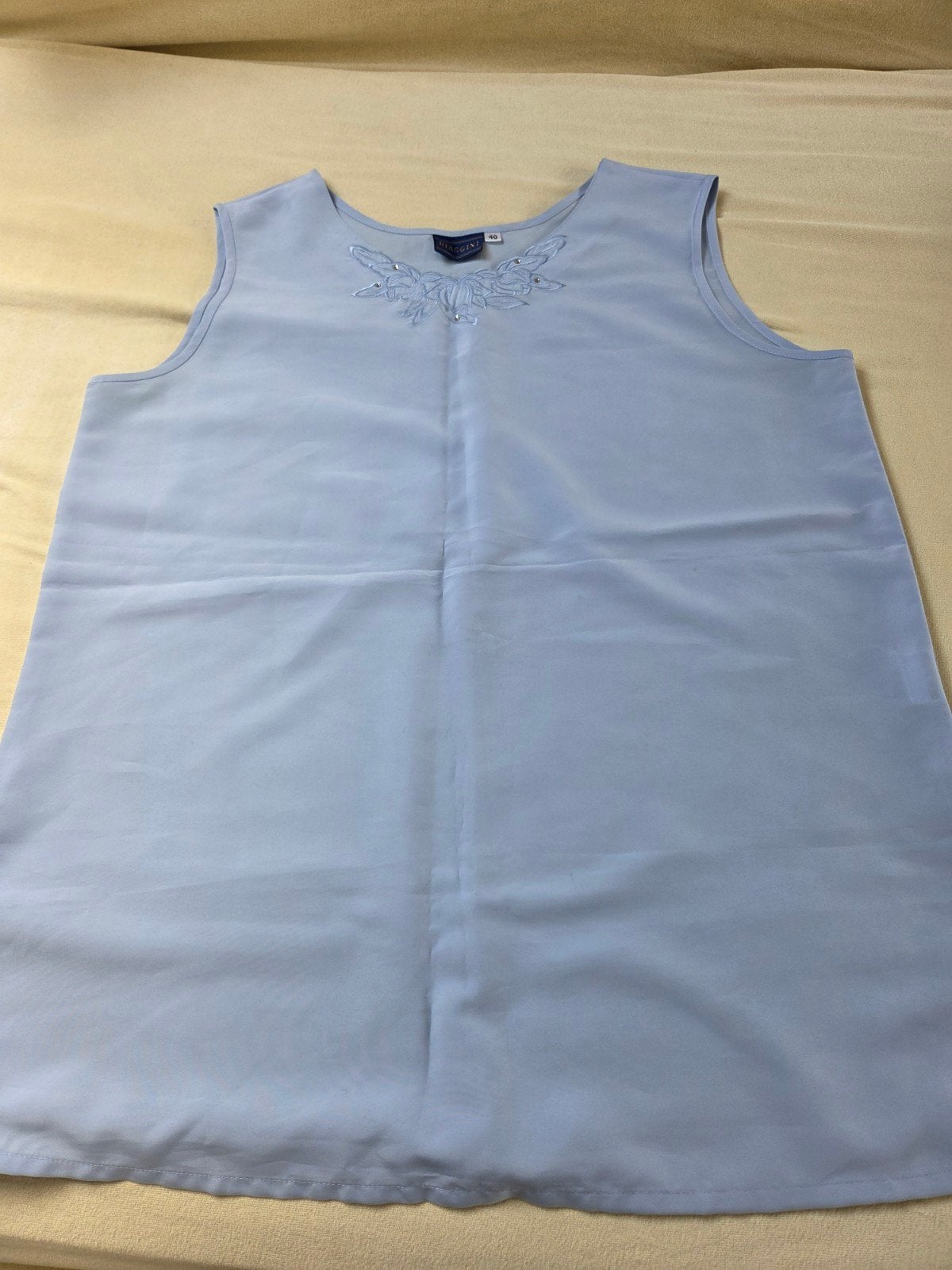 Lichtblauwe mouwloze top met borduursel - Maat 40, Blauw, Ophalen of Verzenden, Zo goed als nieuw, Zonder mouw
