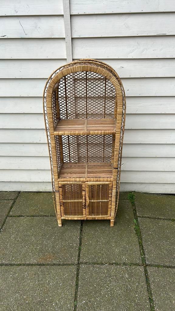 Boogkast rotan vintage 44x22x113 cm, Ophalen, Gebruikt