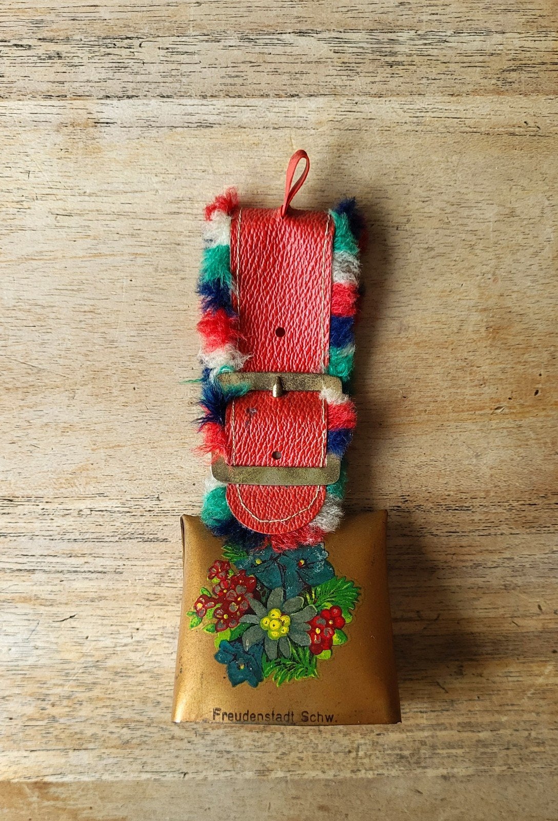 Oude koeienbel met bloemen aan rode band - souvenir, Ophalen of Verzenden