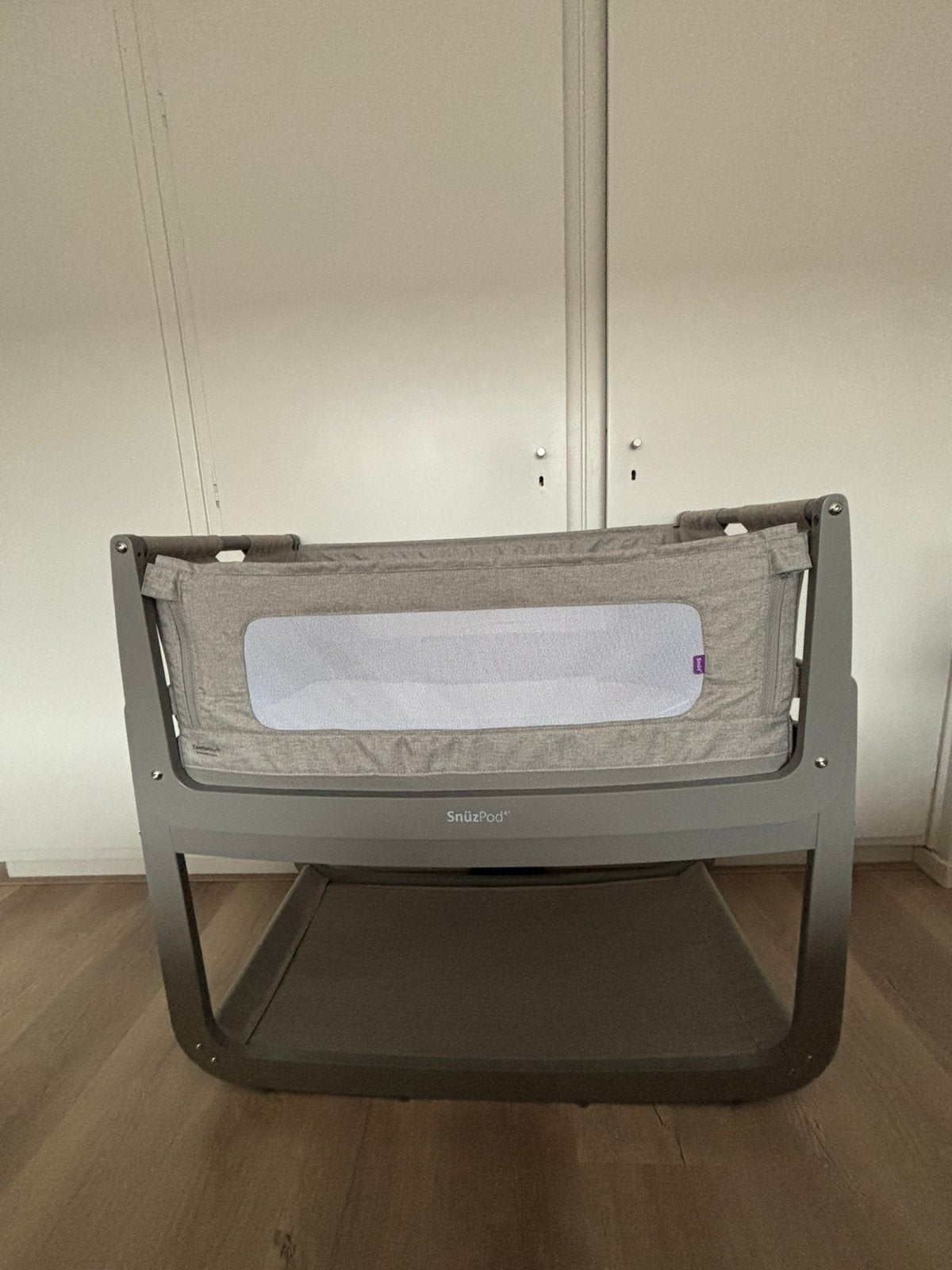 Grijs babybedje - co-sleeper SnuzPod4, Ophalen, Zo goed als nieuw, Wieg