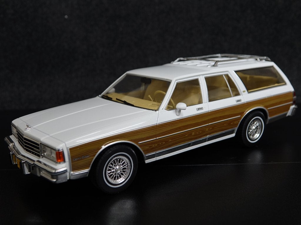 MCG 1:18 1985 Chevrolet Caprice Estate Wagon wit / hout, Overige merken, MCG, Auto, Onbekend