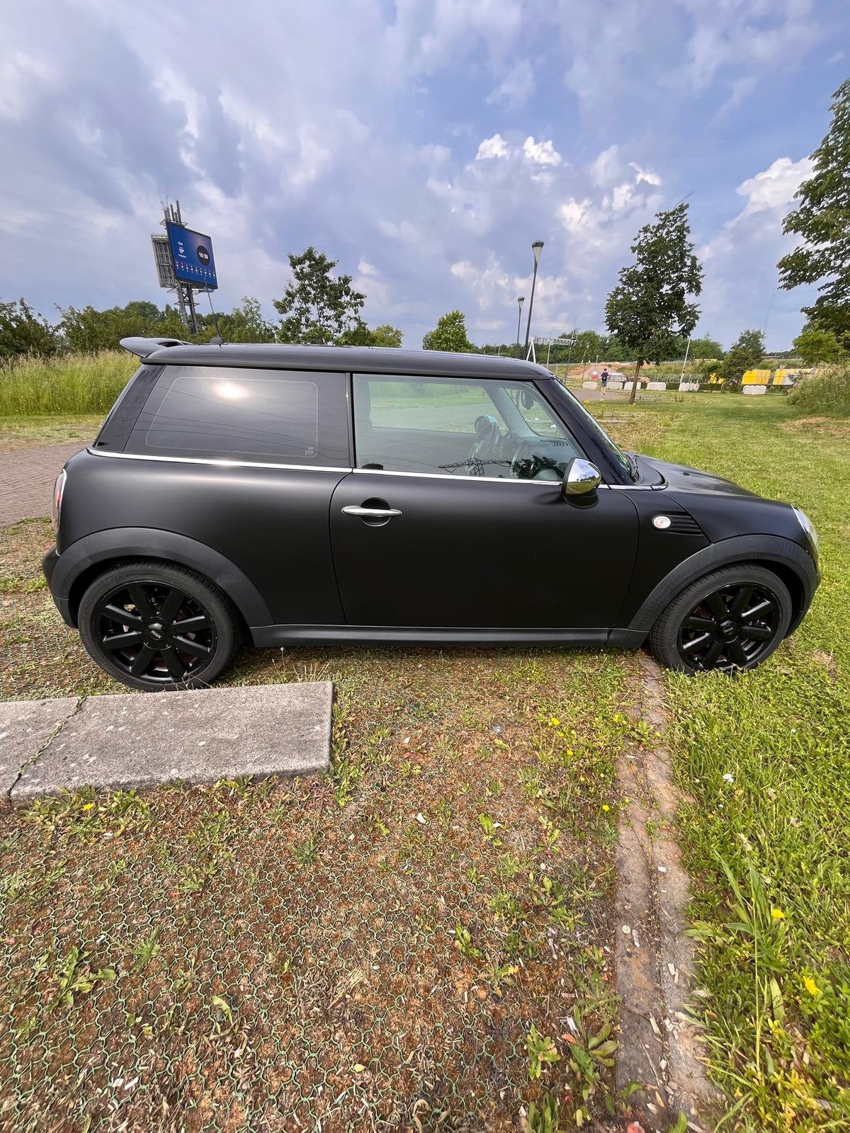 Mini (r56) 1.6 75pk 2010  gewrapt zwart, LAGE KM STAND!!, Auto's, Mini, Voorwielaandrijving, 4 cilinders, 4 stoelen, Zwart