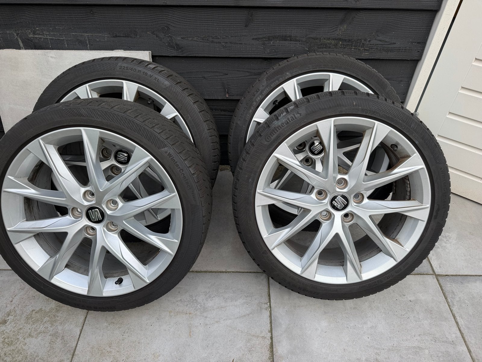 Continental Winterbanden op Seat Velgen 225/40 R18 V XL, Ophalen, 18 inch, Gebruikt, Banden en Velgen