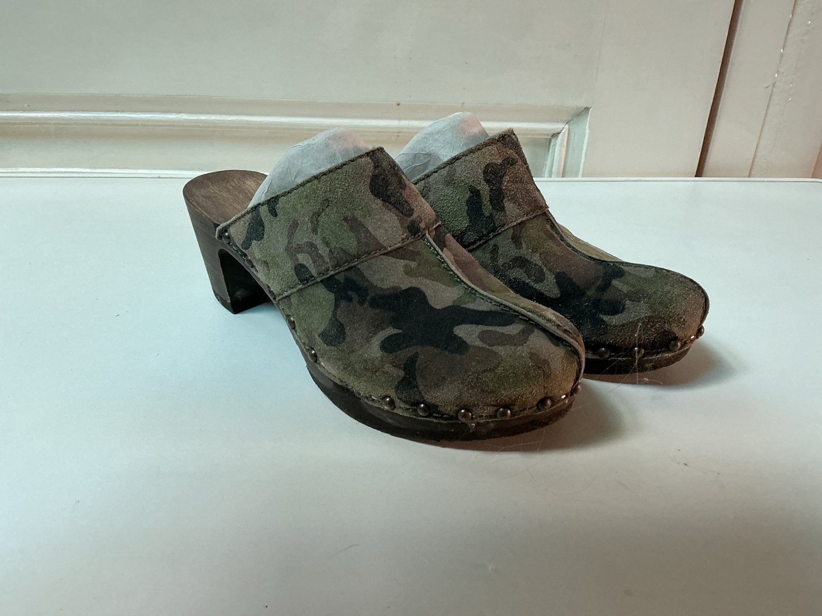 Camouflage klompen met hak maat 39, Ophalen of Verzenden, Gedragen, Groen, Schoenen met hoge hakken