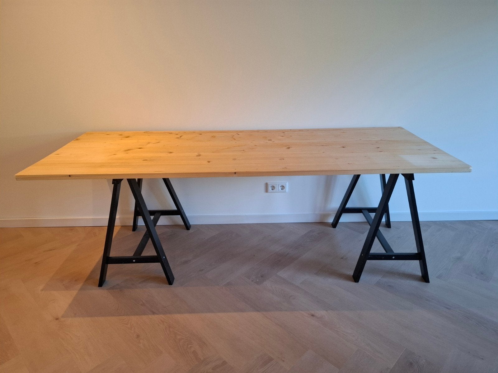 Houten Bureau met Zwarte schragen, Gebruikt, Modern, Industrieel, 200 cm of meer, 50 tot 100 cm