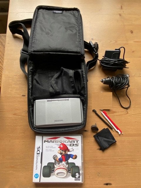 Zilverkleurige Nintendo DS phat met game en accessoires, Spelcomputers en Games, Met games, Gebruikt, Verzenden, DS Original of Phat
