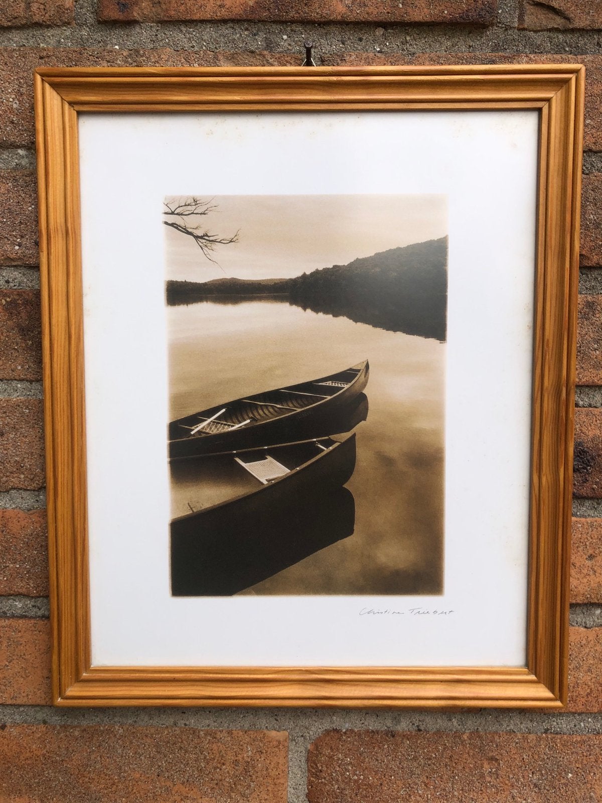 Ingelijste foto van kano's op een meer, gesigneerd, Antiek en Kunst, Kunst | Tekeningen en Foto's, Ophalen of Verzenden, Foto