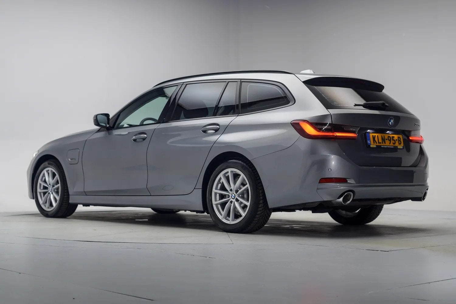 BMW 3 Serie Touring 330e High Executive Sport NW-Model [ HUD, Automaat, 1998 cc, 1800 kg, Gebruikt