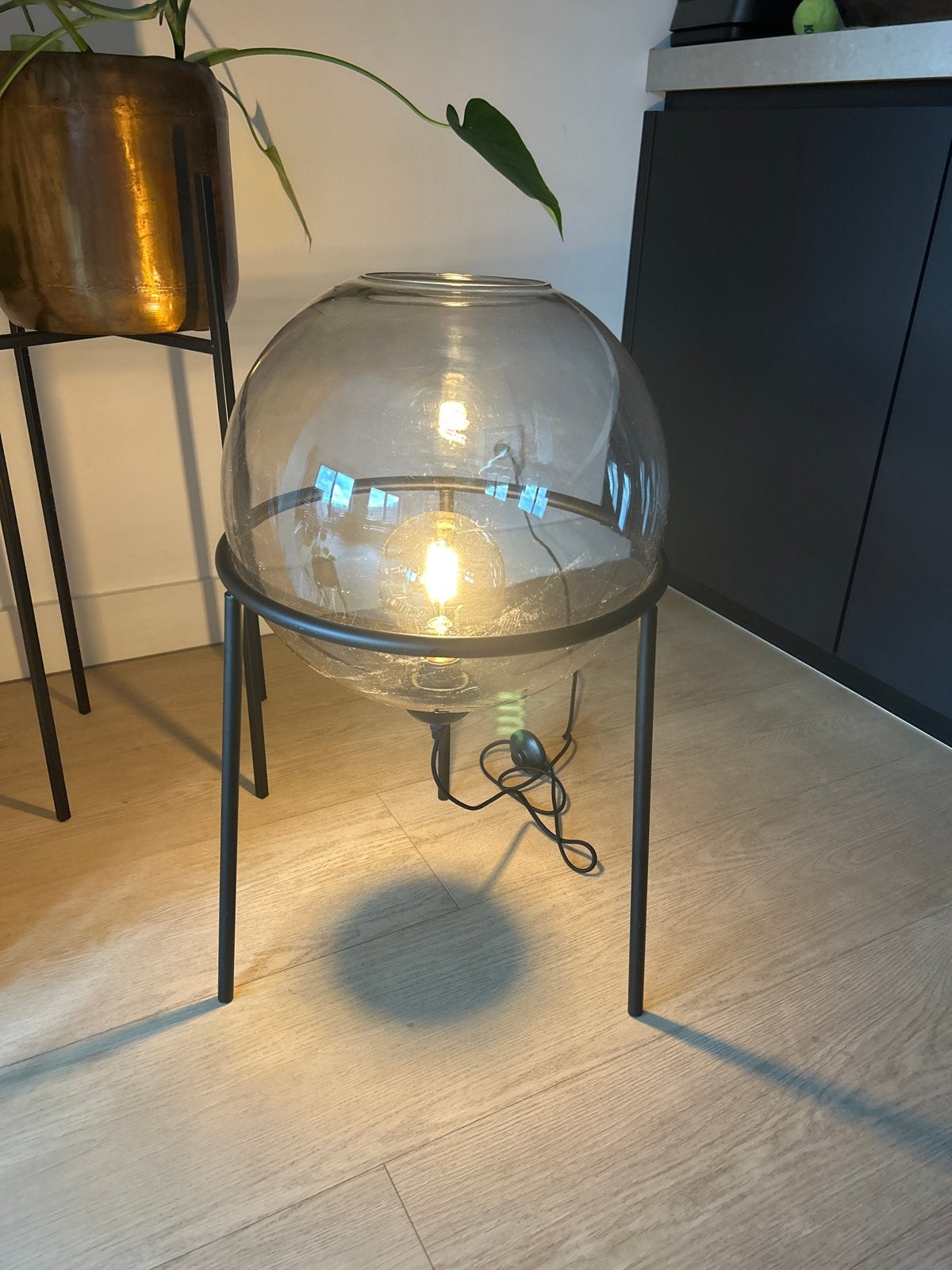 Moderne glazen vloerlamp met metalen frame, Ophalen, Zo goed als nieuw, Glas, 100 tot 150 cm