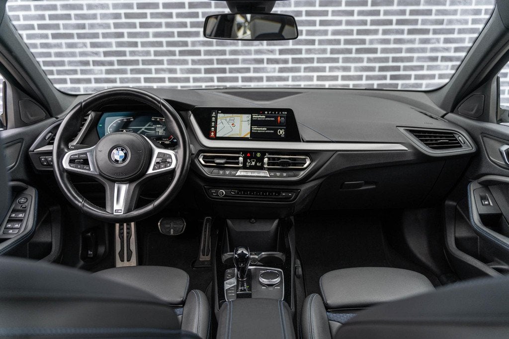 BMW 1-serie 118i Business Edition | M-Sport | Trekhaak | Lic, Auto's, BMW, Gebruikt, Origineel Nederlands, Bedrijf, 3 cilinders