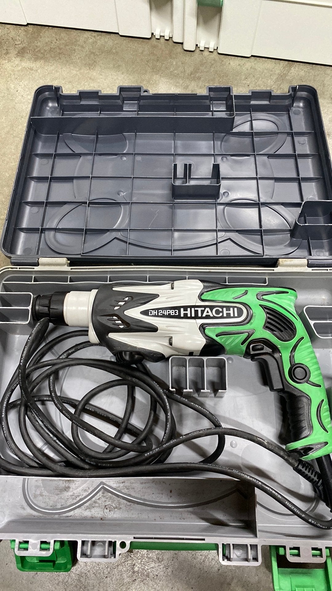 Zo goed als nieuwe hitachi DH24PB3 op 230v, Ophalen of Verzenden, Zo goed als nieuw, 600 watt of meer, Boormachine