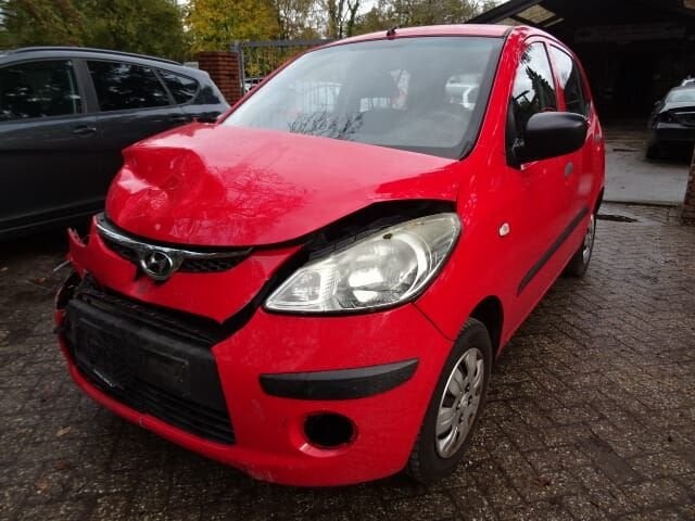 Foto 3 van Hyundai I 10 bj 2010 136000 km voor demontage.