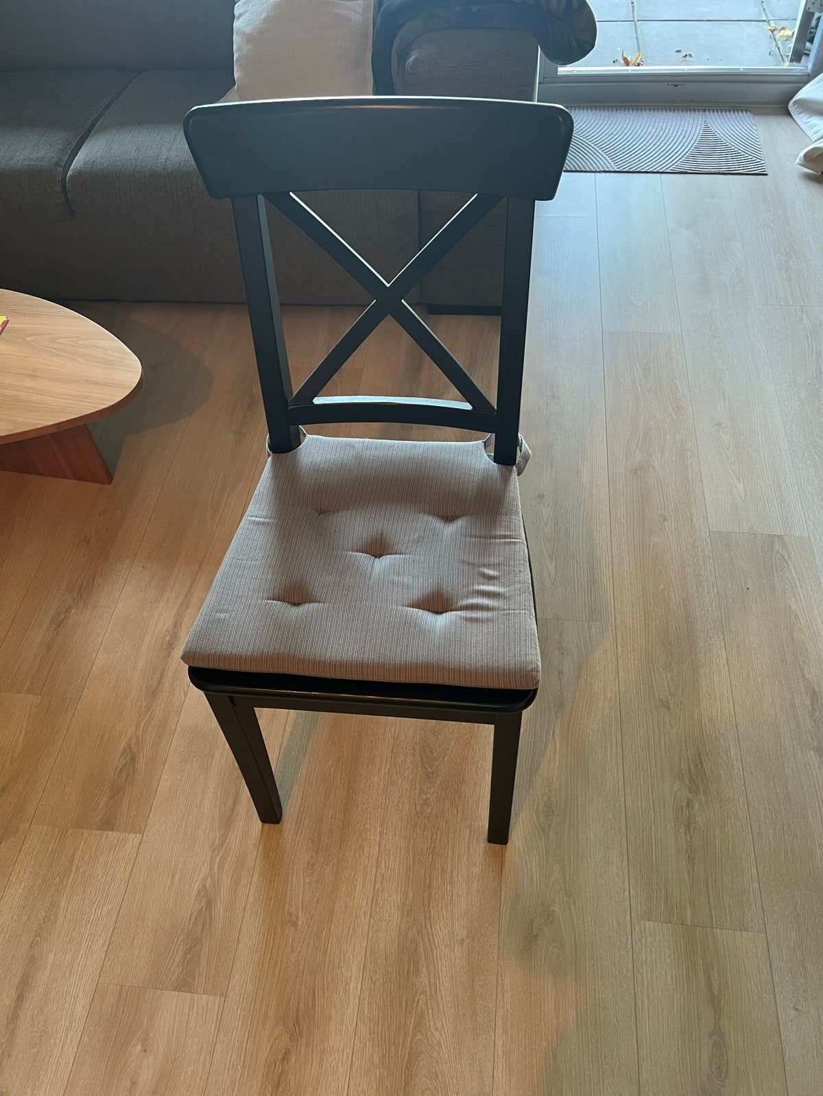 4x IKEA Ingolf stoelen zwart met kussens, Huis en Inrichting, Stoelen, Ophalen, Gebruikt, Zwart, Vier