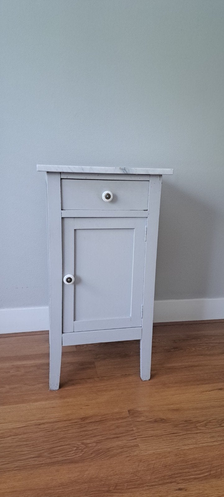 Antiek nachtkastje met marmeren blad, Huis en Inrichting, Slaapkamer | Nachtkastjes, Ophalen, Gebruikt, Minder dan 45 cm, 70 cm of meer