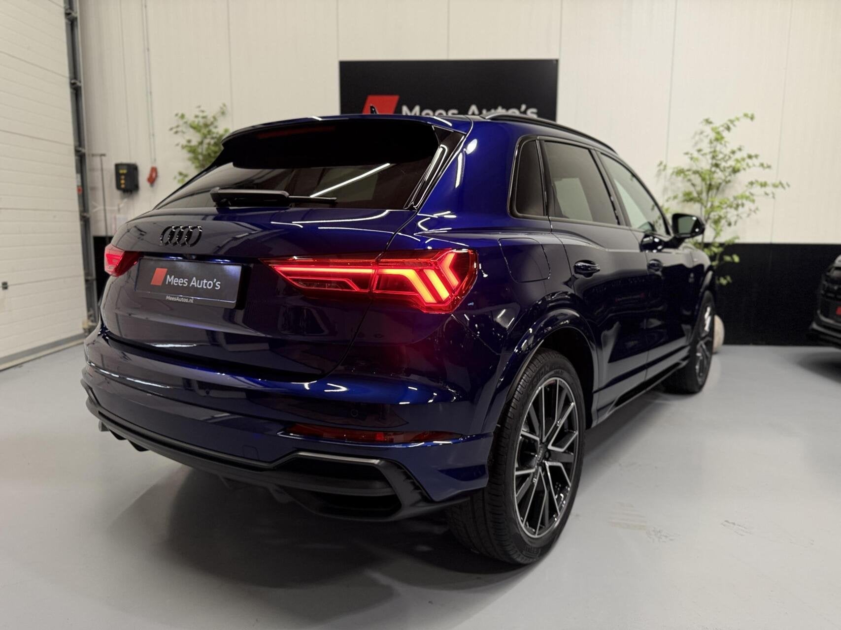 Audi Q3 45 TFSI e S edition|Pano|Matrix|Keyless|Camera|20"|, Auto's, Dealer onderhouden, Gebruikt, Met garantie (alle), Blauw