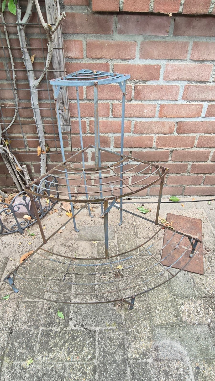 Metalen hoek plantenrek / bloemenstandaard (brocante), Ophalen, Gebruikt