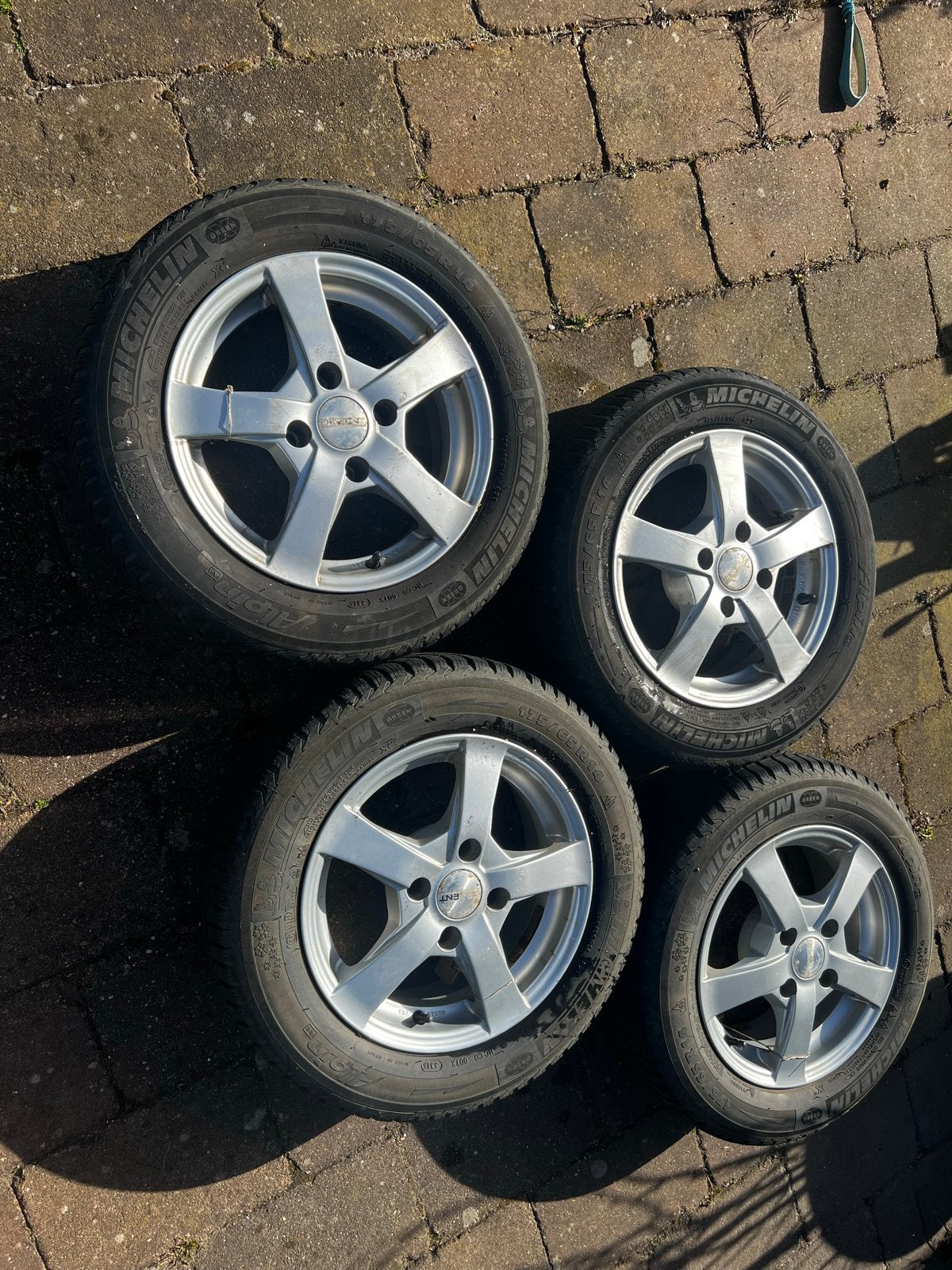 Michelin winterbanden op Dezent velgen 175/65R14, 14 inch, Gebruikt, 175 mm, Banden en Velgen