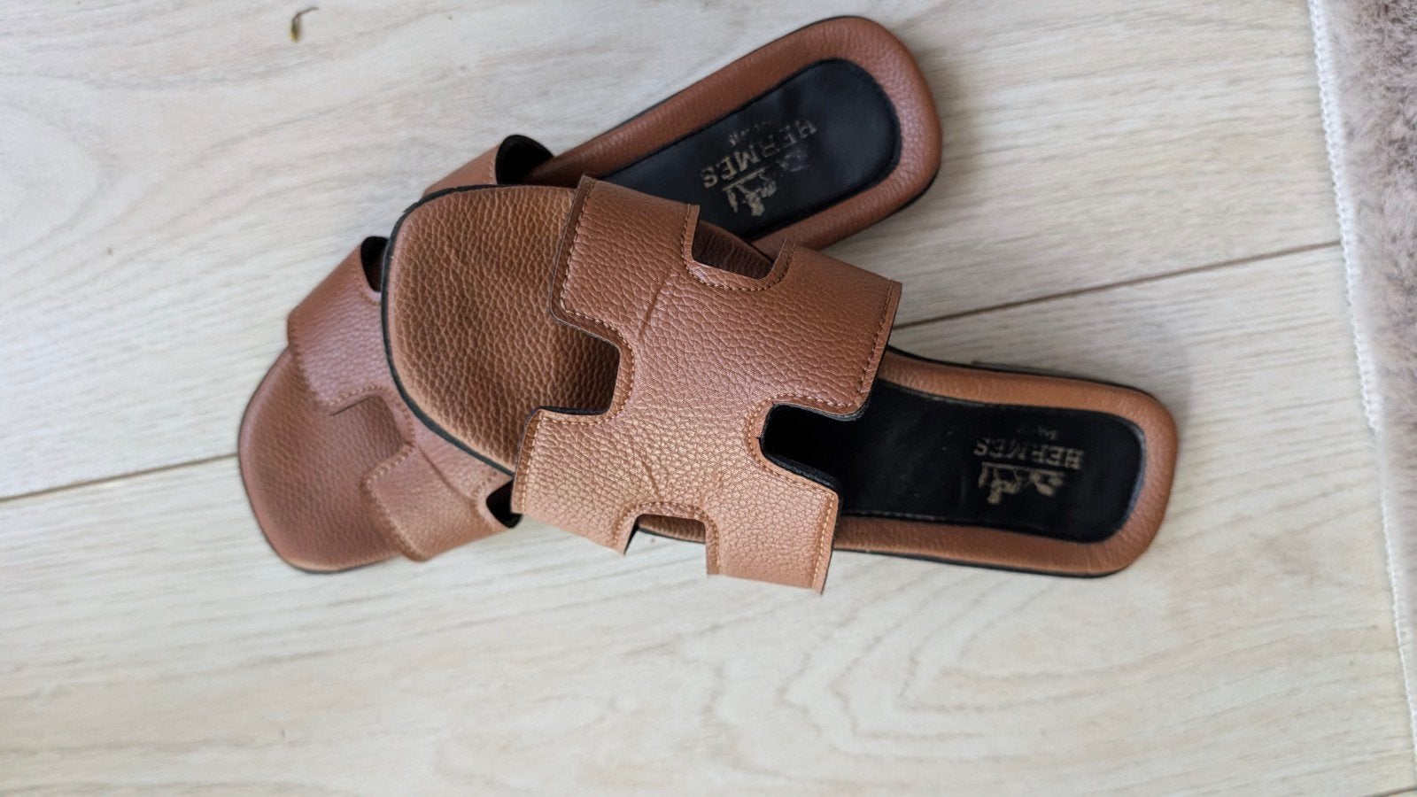 Bruine slippers nieuwstaat maat 38, Kleding | Dames, Slippers, Bruin, Ophalen of Verzenden, Zo goed als nieuw