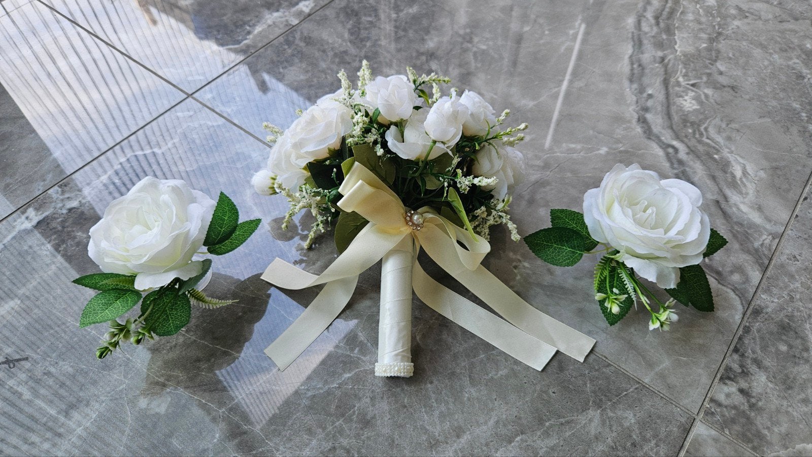 Bruidsboeket en 2 autobloemen met zuignap, Ophalen of Verzenden, Zo goed als nieuw, Wit, Accessoires