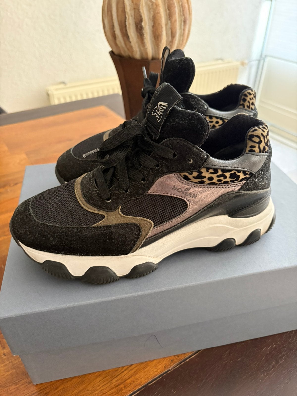 Hogan dames sneacker maat 37,5 valt als 38, Ophalen of Verzenden, Zo goed als nieuw, Sneakers of Gympen