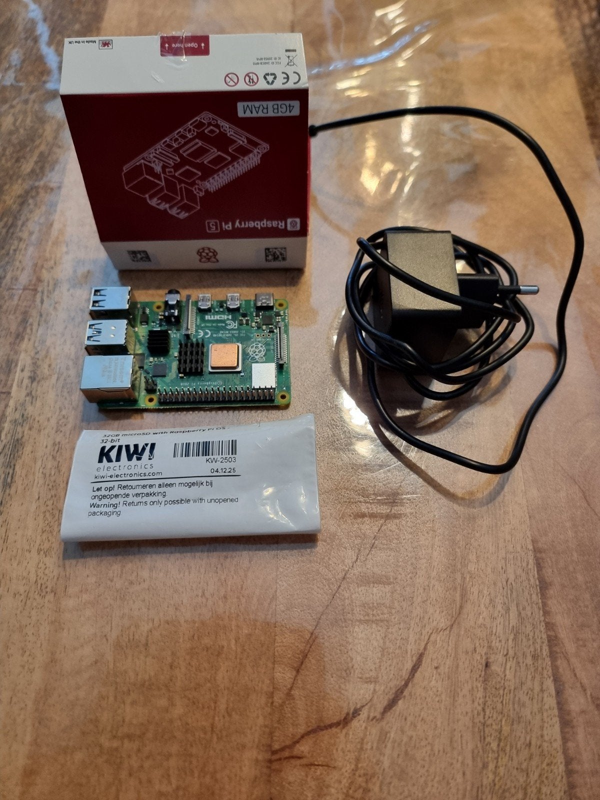 Raspberry Pi 4 4GB RAM met adapter - Nieuw in doos, 32 GB, Minder dan 2 Ghz, Ophalen of Verzenden, Zo goed als nieuw