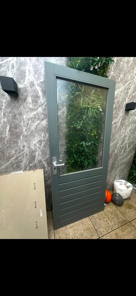 Grijze buitendeur met glas en handvat, Doe-het-zelf en Verbouw, Deuren en Horren, Gebruikt, 80 tot 100 cm, Ophalen of Verzenden