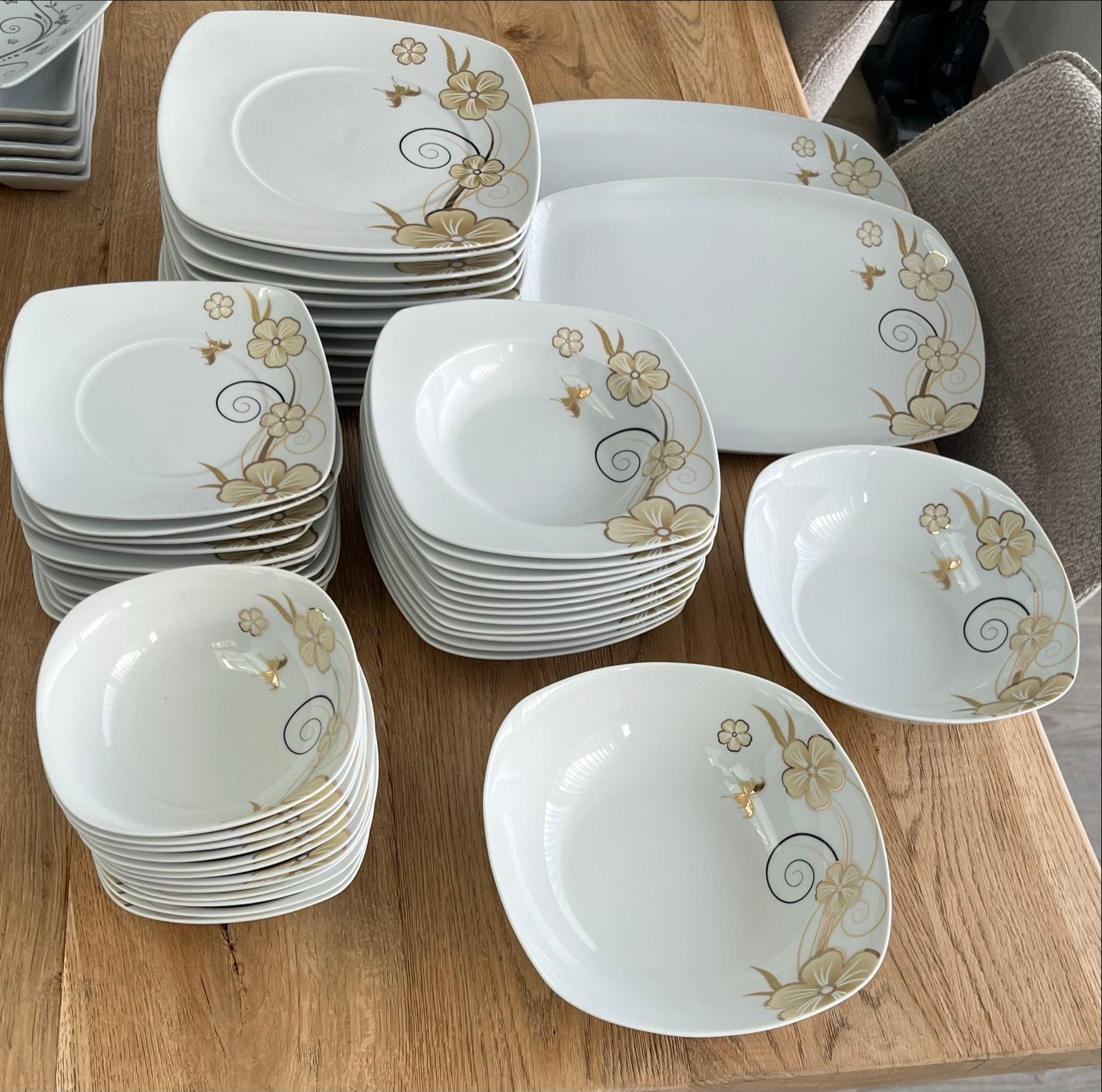 Compleet servies voor 12 personen - Bloemmotief, Ophalen, Zo goed als nieuw, Compleet servies, Klassiek
