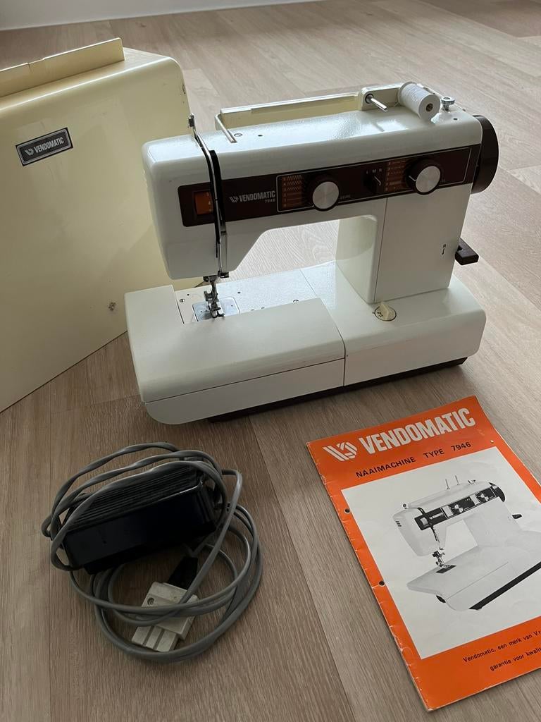 Vintage Vendomatic naaimachine model 7946 met boekje, Hobby en Vrije tijd, Naaimachines en Toebehoren, Zo goed als nieuw, Naaimachine