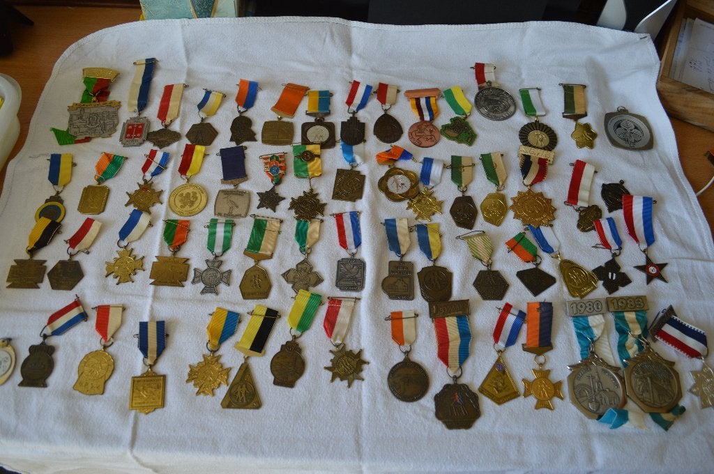 60 oude /vintage medailles binnen en buitenland (5), Ophalen of Verzenden, Overige materialen