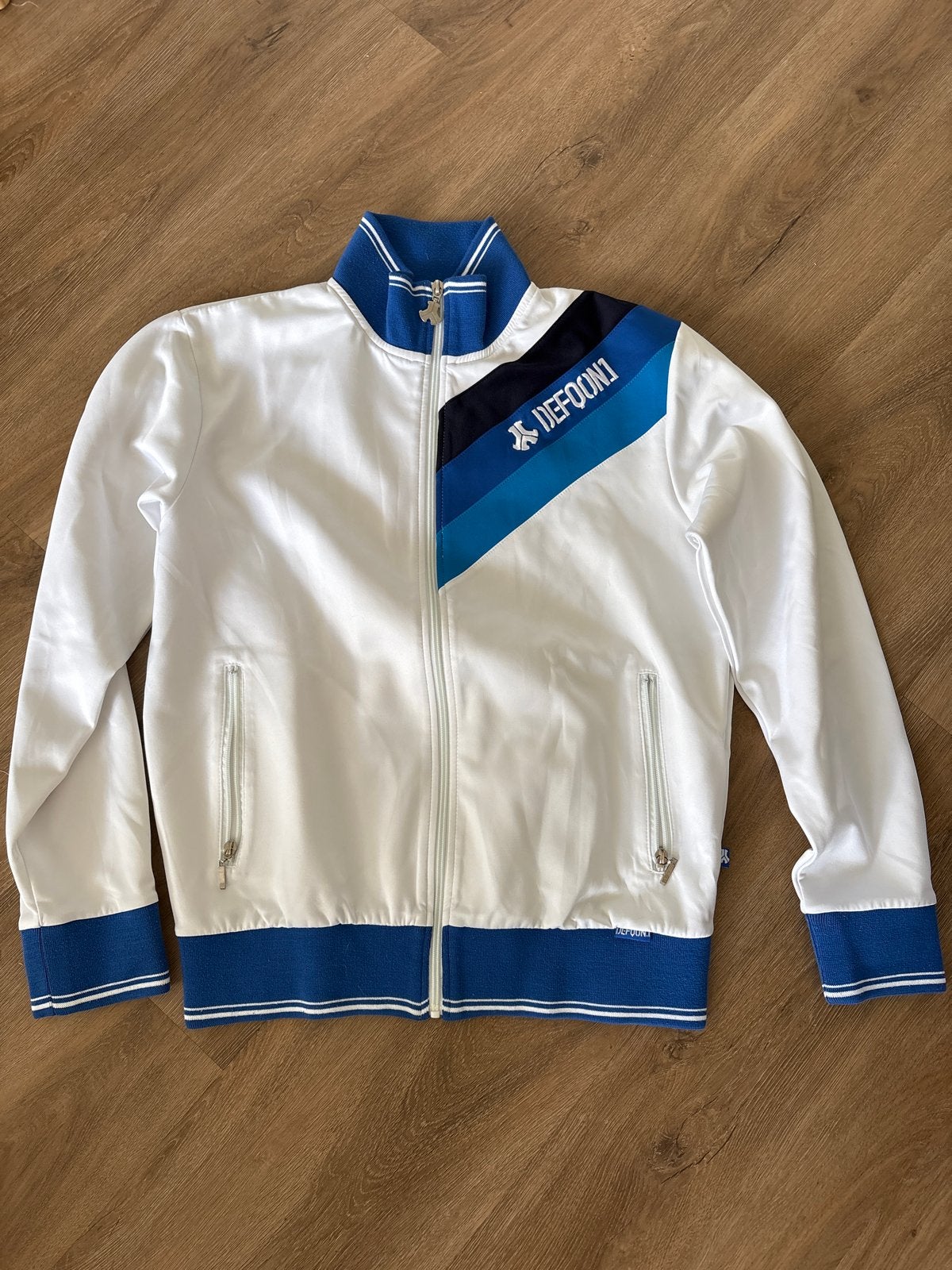 Stijlvol wit-blauw sportjack van Defqon.1 maat L, Ophalen, Maat 48/50 (M), Wit, Zo goed als nieuw