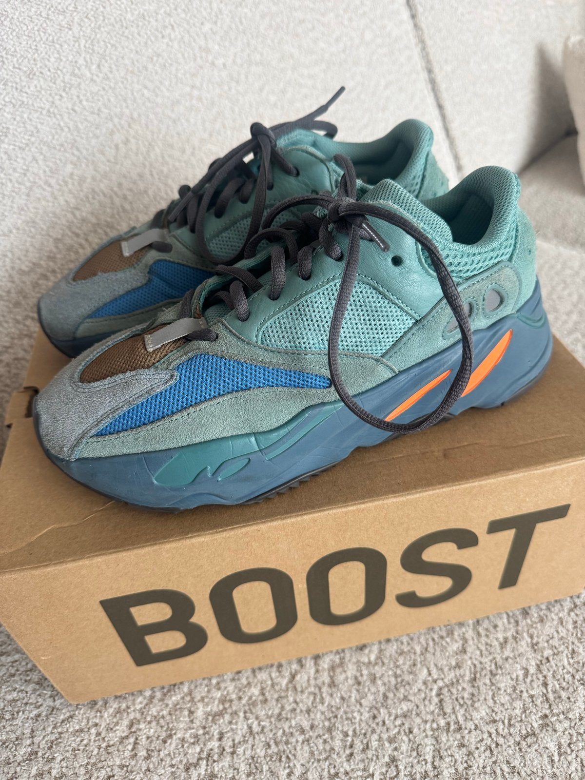 Yeezy 700 Boost - Stijlvolle Sneakers, Ophalen of Verzenden, Gedragen, Groen, Sneakers of Gympen
