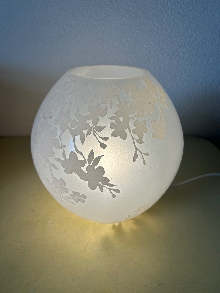 IKEA KNUBBIG tafellamp matglas witte kersenbloesem 21cm, Met schakelaar, Gebruikt, E14 (klein), Wit