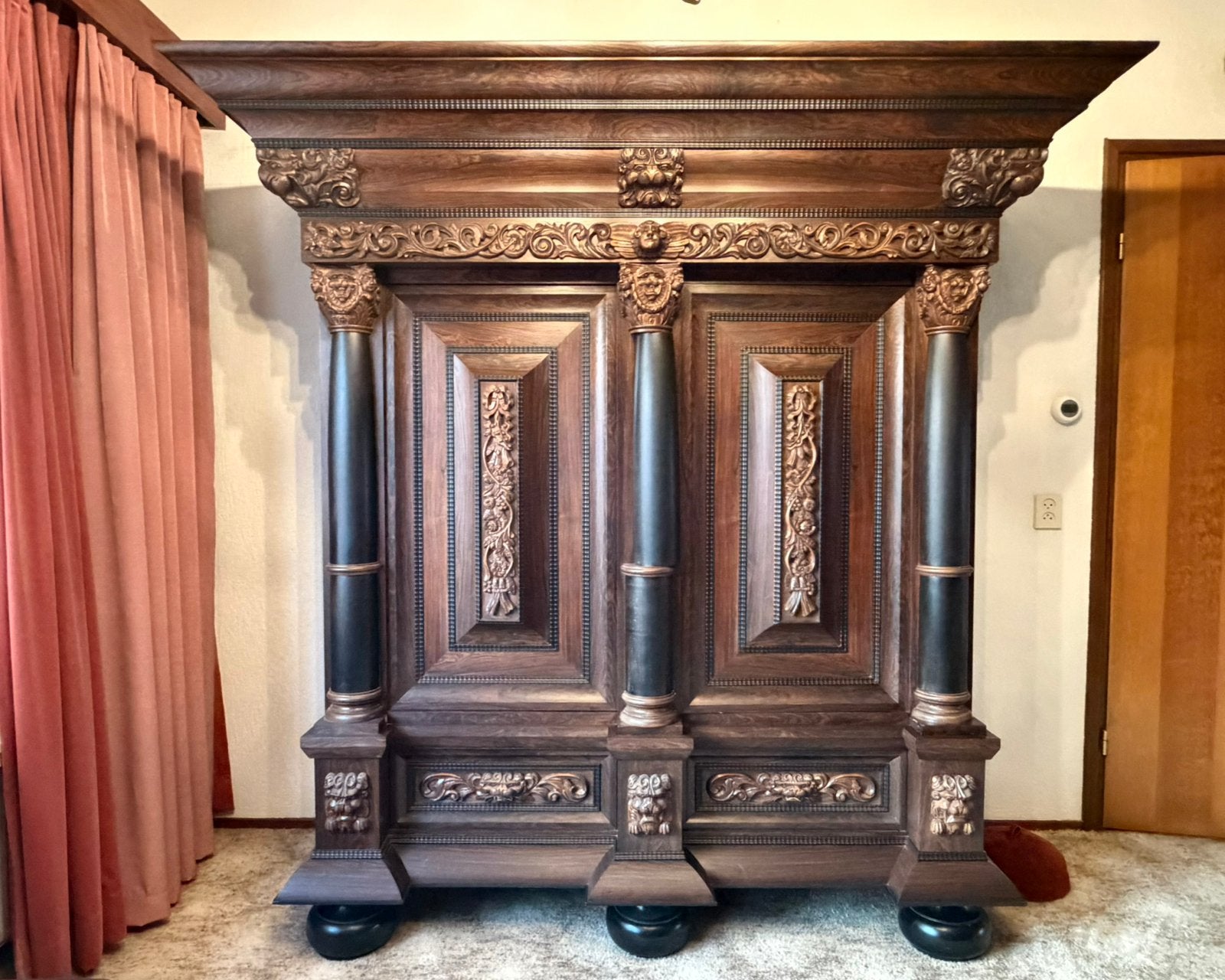 Antieke houten kussenkast met houtsnijwerken, Antiek en Kunst, Ophalen