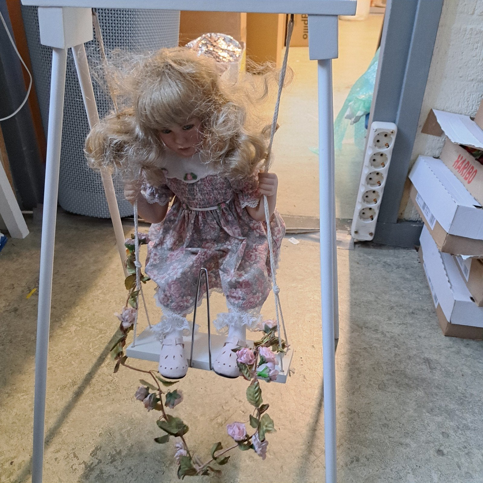 Vintage Porseleinen Pop op Schommel - Das Puppen Kunstarchiv, Ophalen, Gebruikt, Pop