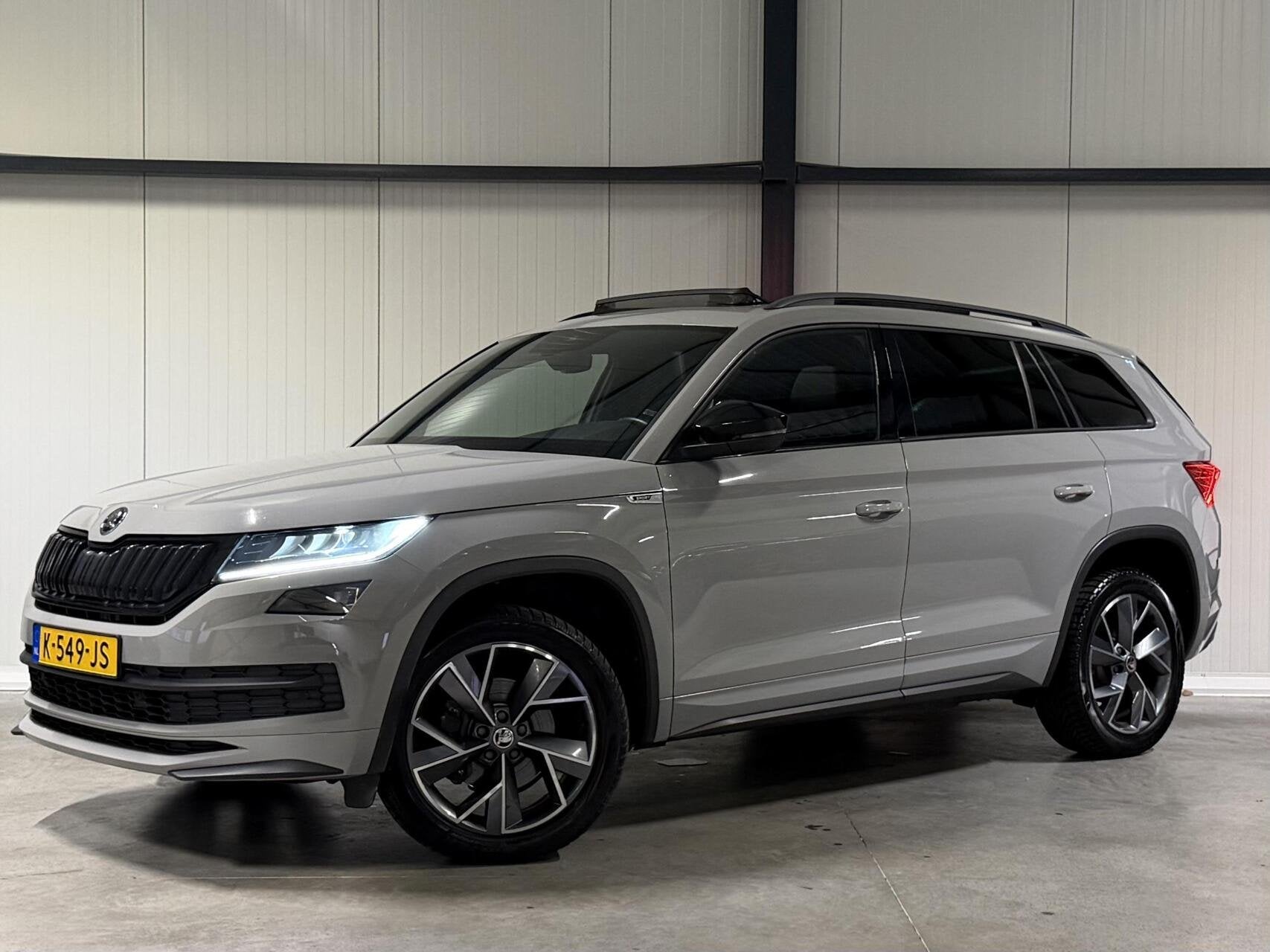 Skoda Kodiaq 1.5 TSI Sportline Pano Canton 7 Pers Trekhaak, Auto's, Skoda, Euro 6, 4 cilinders, 150 pk, 7 stoelen